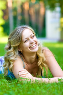 genç kadın bir yeşil çim üzerinde yalan