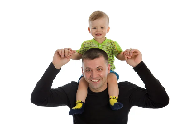 Küçük oğlu babasının omuzlarında oturur — Stok fotoğraf