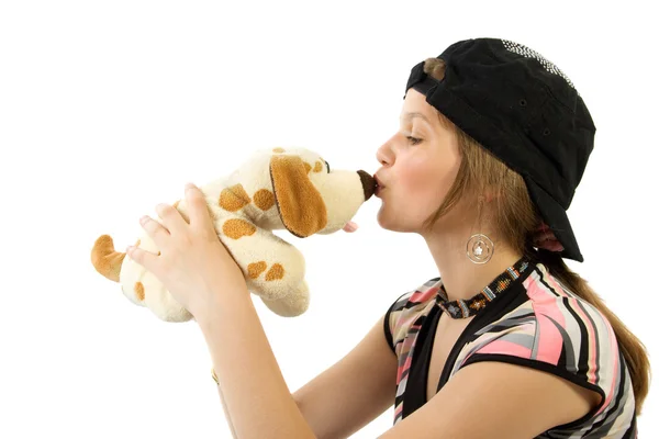 Mladá dívka polibek hračka pes — Stock fotografie