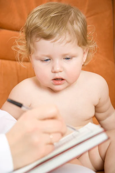 Medico pediatra scrivere ricevuta — Foto Stock