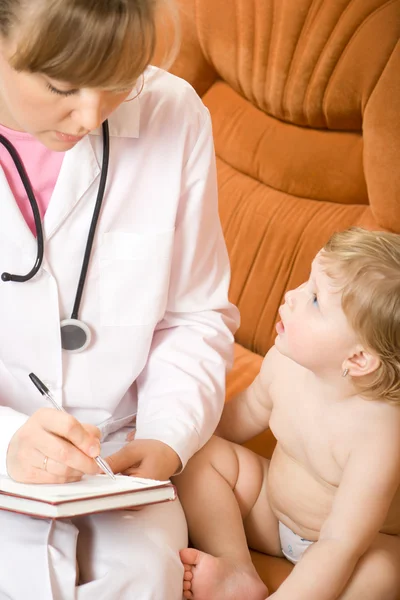 Medico scrivere ricevuta per il piccolo paziente — Foto Stock