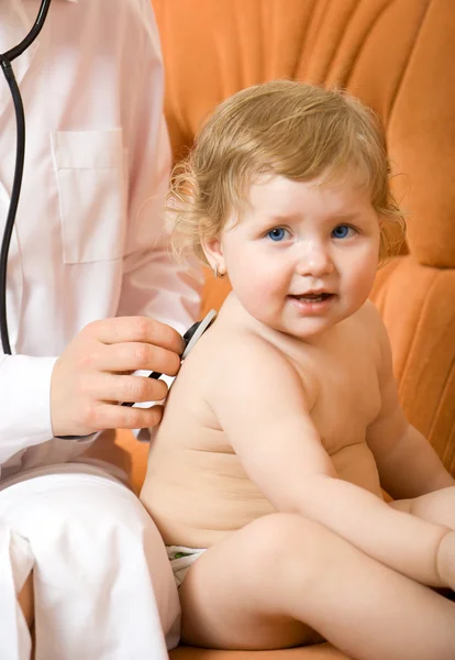 Medico pediatra esamina bambino — Foto Stock