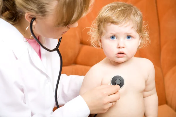 Kinderarzt untersucht Kind — Stockfoto