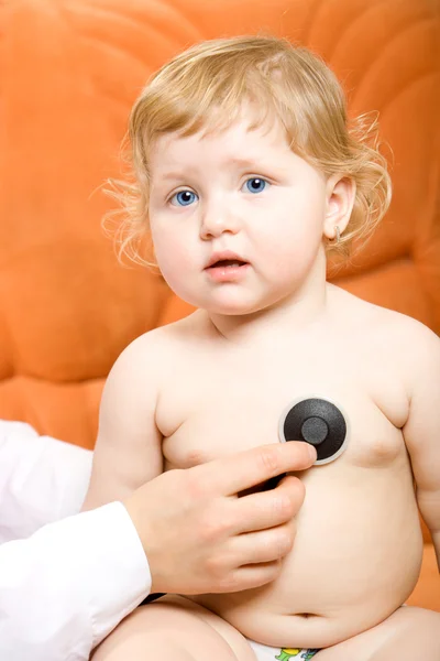 Pediatrician examines child — Stock Photo, Image