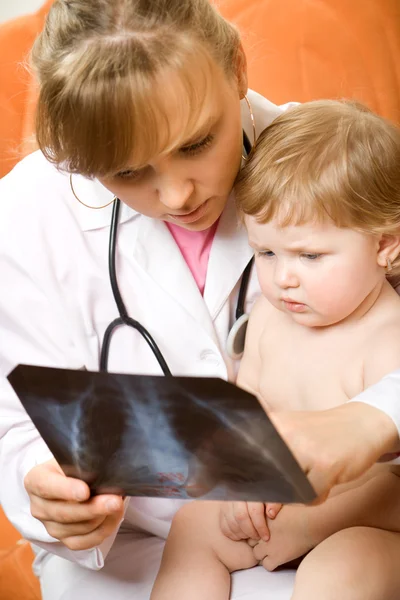Лікар і дитина дивиться на рентгенівський знімок — стокове фото