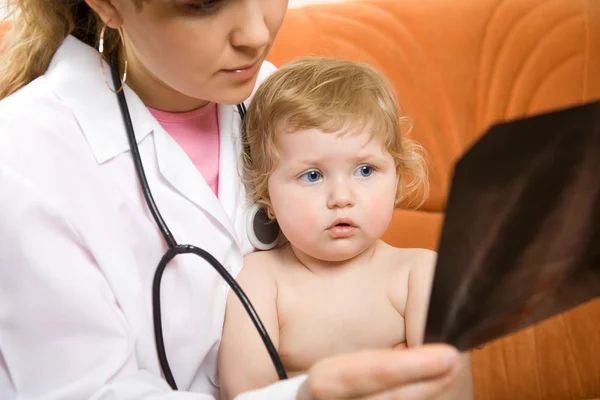Doutor e bebê olhando para um raio-x — Fotografia de Stock