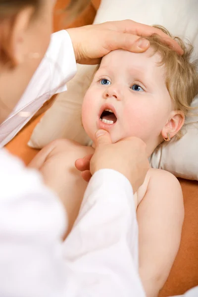 Doctor pediatrician exam baby mouth — Stock Photo, Image