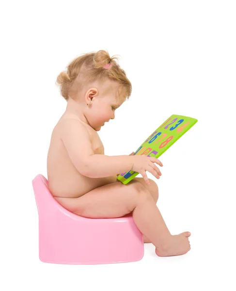 宝宝坐在粉红色的便盆上 — 图库照片