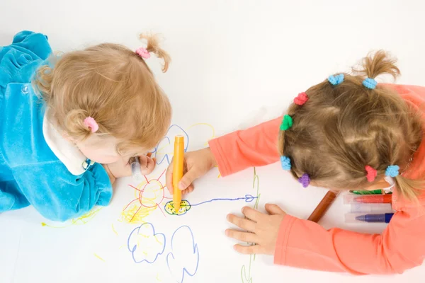 Duas meninas pintando — Fotografia de Stock