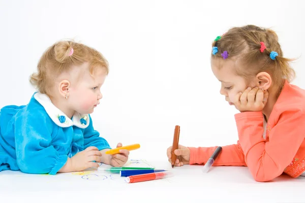 Две маленькие девочки рисуют — стоковое фото