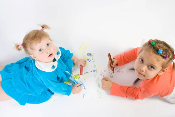 Две маленькие девочки рисуют — стоковое фото