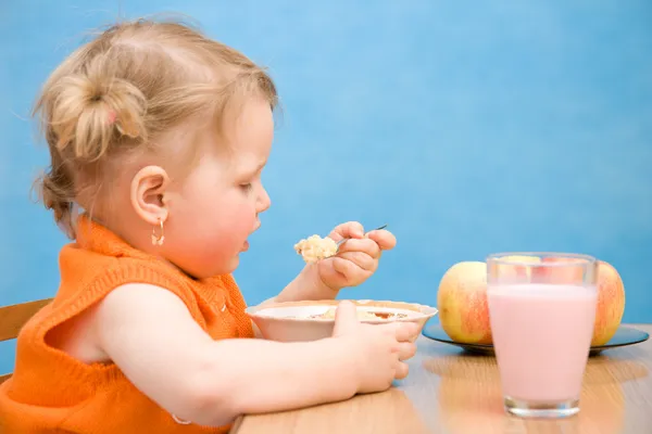 Liten flicka äter barnmat — Stockfoto