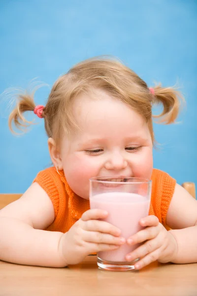Маленькая девочка ест напиток — стоковое фото
