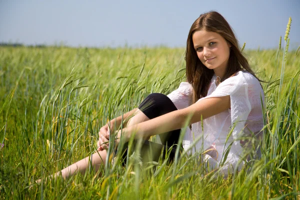 Молодая девушка на лугу — стоковое фото