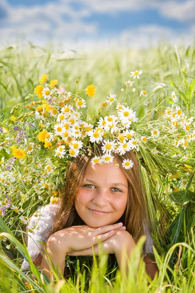 Menina com coroa de camomila na cabeça — Fotografia de Stock