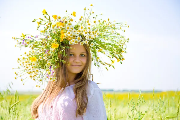 Chica joven con corona de manzanilla en la cabeza — Foto de Stock