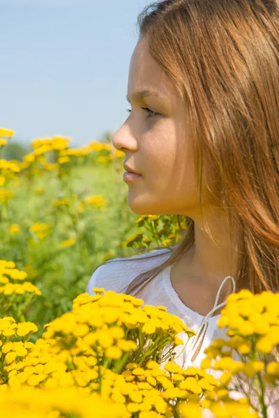 Çiçekler ile genç kız portresi — Stok fotoğraf
