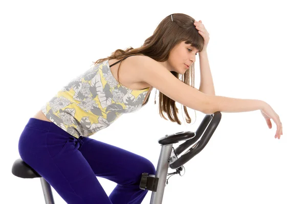 Nastolatka robi fitness na rowerze — Zdjęcie stockowe