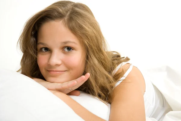 Mladá dívka v posteli — Stock fotografie
