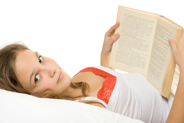 Dívka čtení knih v posteli — Stock fotografie