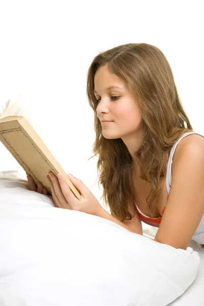 Menina leitura livro na cama — Fotografia de Stock