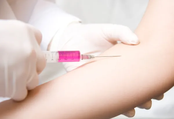 Procedimento de vacinação de perto — Fotografia de Stock