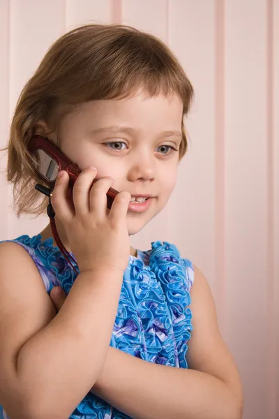 Lilla flickan pratar på telefon — Stockfoto