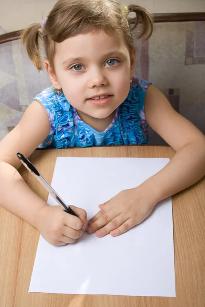 쓰기를 배우는 작은 소녀 — 스톡 사진