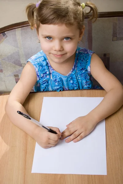 Menina pequena aprende a escrever — Fotografia de Stock