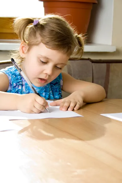 Küçük kız yazmayı öğrenir. — Stok fotoğraf