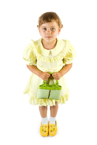 Маленькая улыбающаяся девочка с зеленой сумкой . — стоковое фото