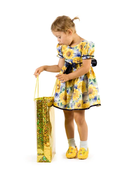 Holčička s nákupní taškou. — Stock fotografie
