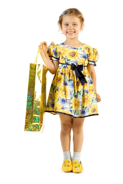 Usměvavá holčička s nákupní taškou. — Stock fotografie