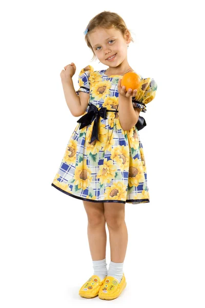 Маленька дівчинка з апельсином . — стокове фото