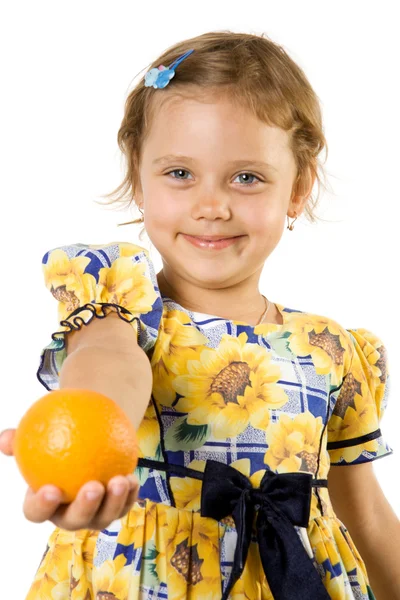 Маленькая девочка с апельсином . — стоковое фото