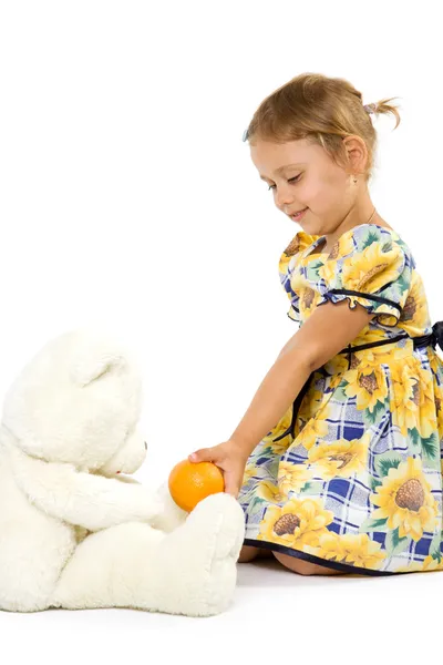 Liten flicka med orange och Björn leksak. — Stockfoto