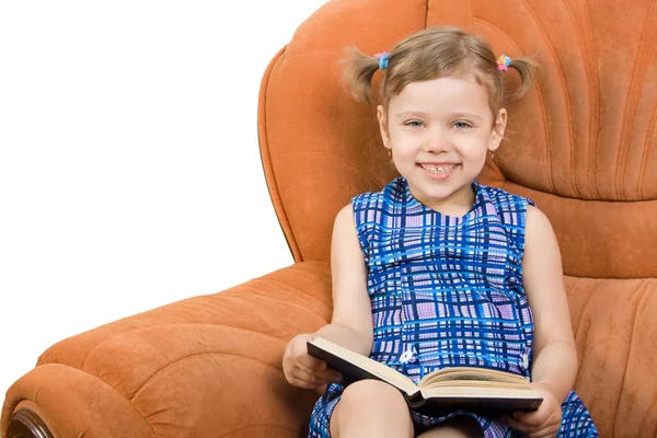 Küçük kız okuma kitap ve iyi eğlenceler — Stok fotoğraf
