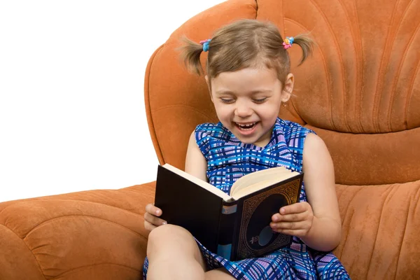 Küçük kız okuma kitap ve iyi eğlenceler — Stok fotoğraf
