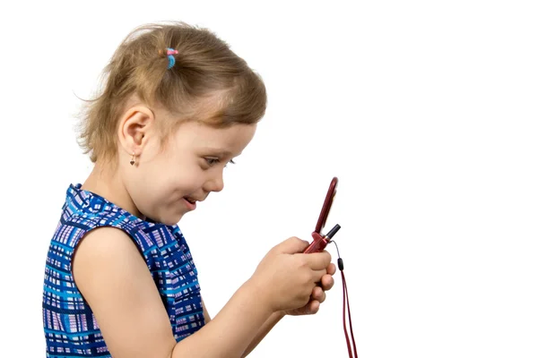A kislány-játék-ra egy mozgatható telefon — Stock Fotó