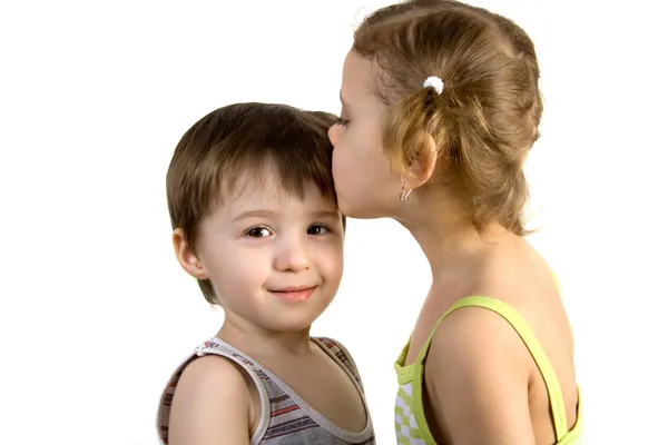 Niña besa niño —  Fotos de Stock