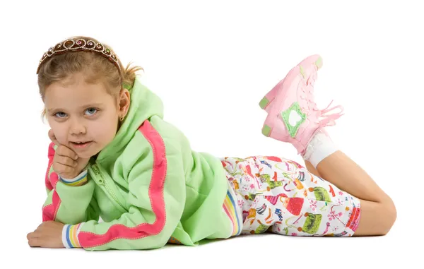 Маленькая веселая девочка лежит на полу — стоковое фото