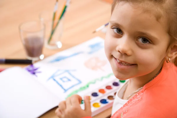 Muito caucasiano criança pintar aquarela — Fotografia de Stock