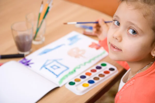 Piuttosto bambino caucasico dipingere acquerello — Foto Stock