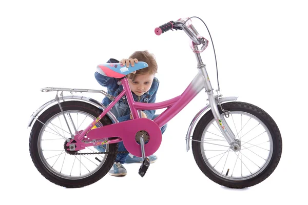 Jong meisje haar fiets repareren — Stockfoto