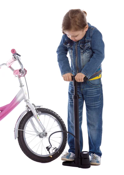 Chica joven inflar rueda su bicicleta — Foto de Stock