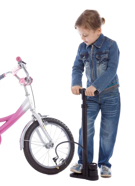 어린 소녀를 부 풀 려 그녀의 자전거 바퀴 — 스톡 사진