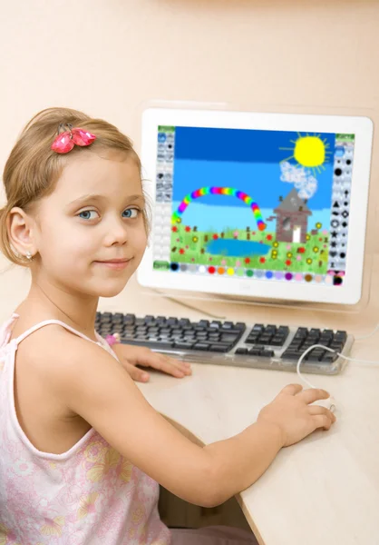 Küçük kız bilgisayarda çizer — Stok fotoğraf