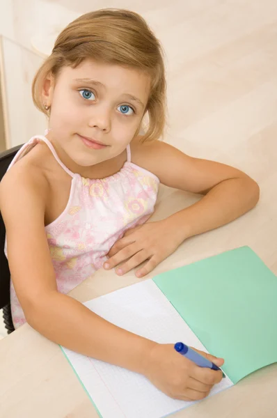 Νεαρή κοπέλα που γράφει σε ένα σημειωματάριο — Φωτογραφία Αρχείου