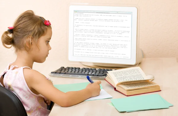 Νεαρή κοπέλα που γράφει σε ένα σημειωματάριο — Φωτογραφία Αρχείου