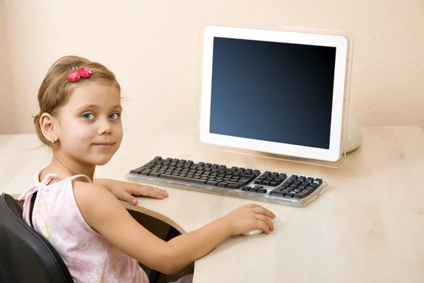 어린 소녀는 컴퓨터에 그립니다. — 스톡 사진